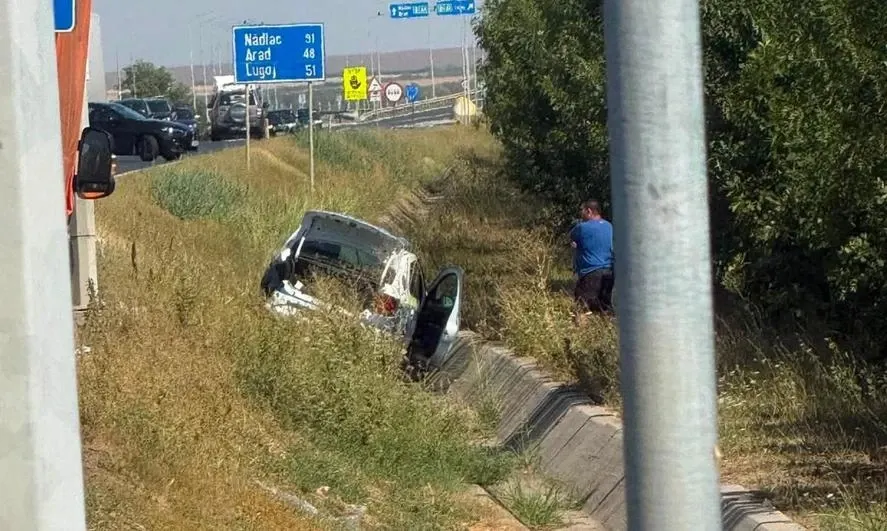 Autospecială de Poliție, proiectată într-un șanț după ce a fost lovită de o mașină, în județul Timiș