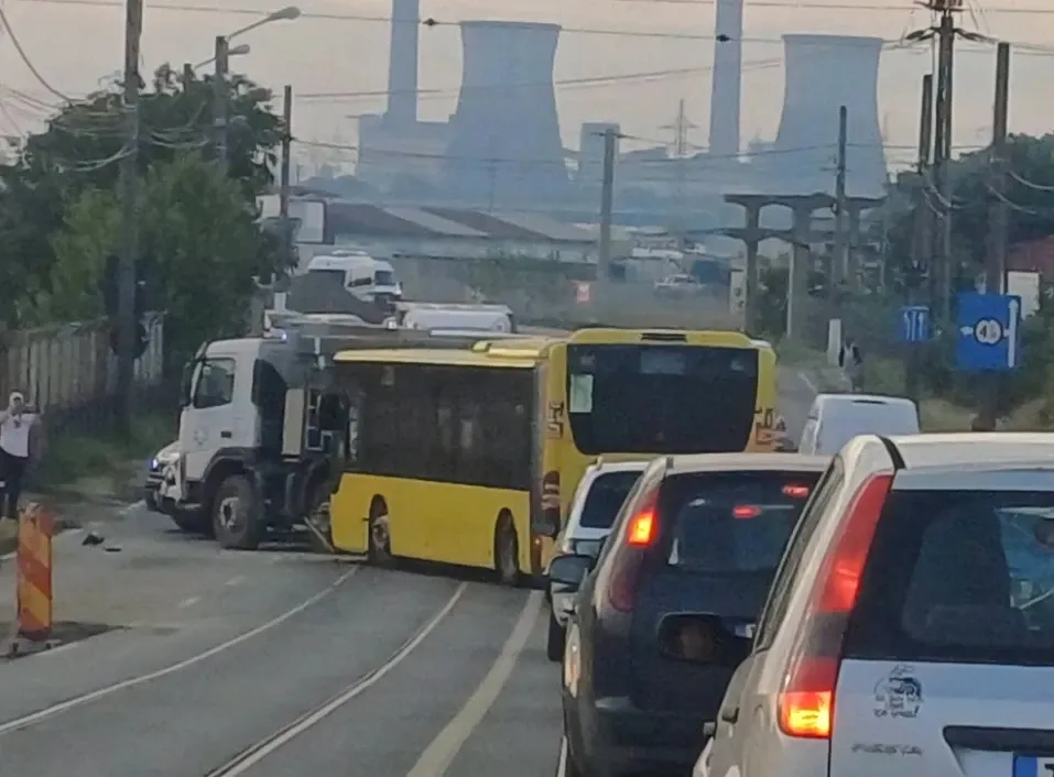 Accident între un camion și un autobuz cu 40 de pasageri, la Timișoara