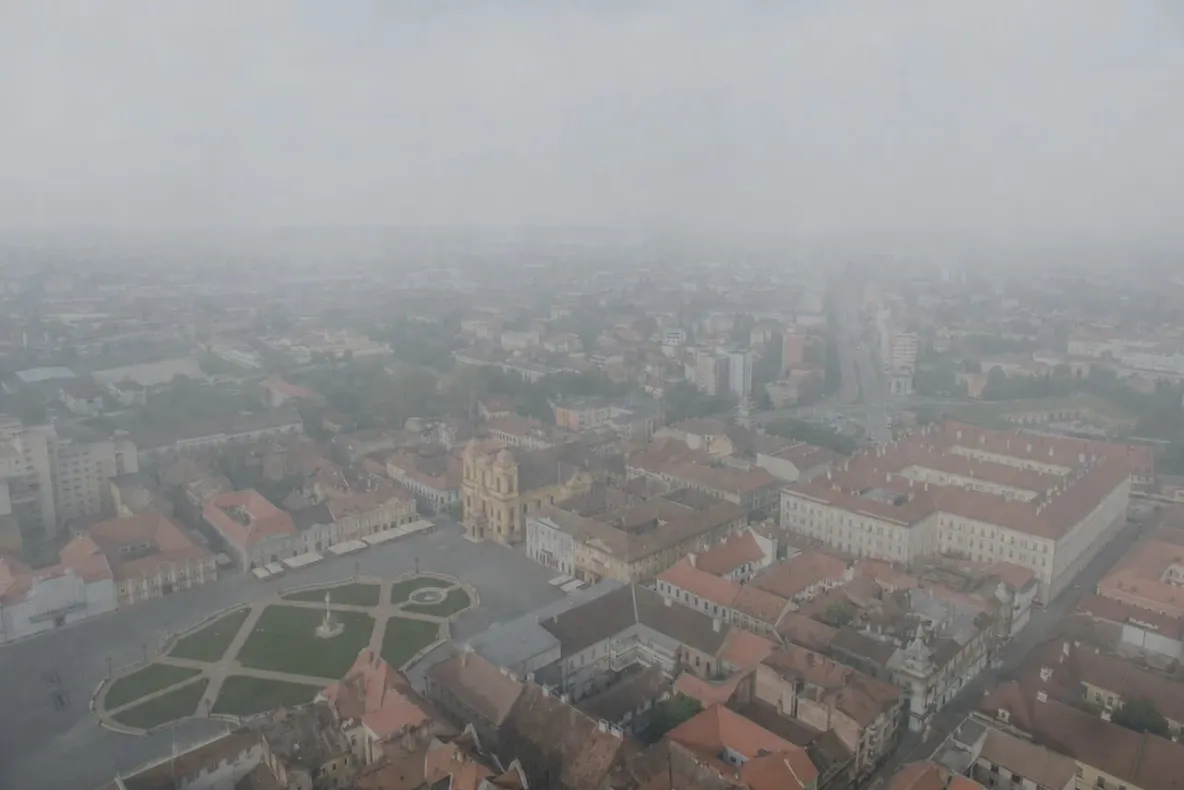 Timișoara, înecată de fum venit de la incendiile din Serbia. Oamenii se plâng că nu pot respira, iar mirosul este insuportabil – FOTO