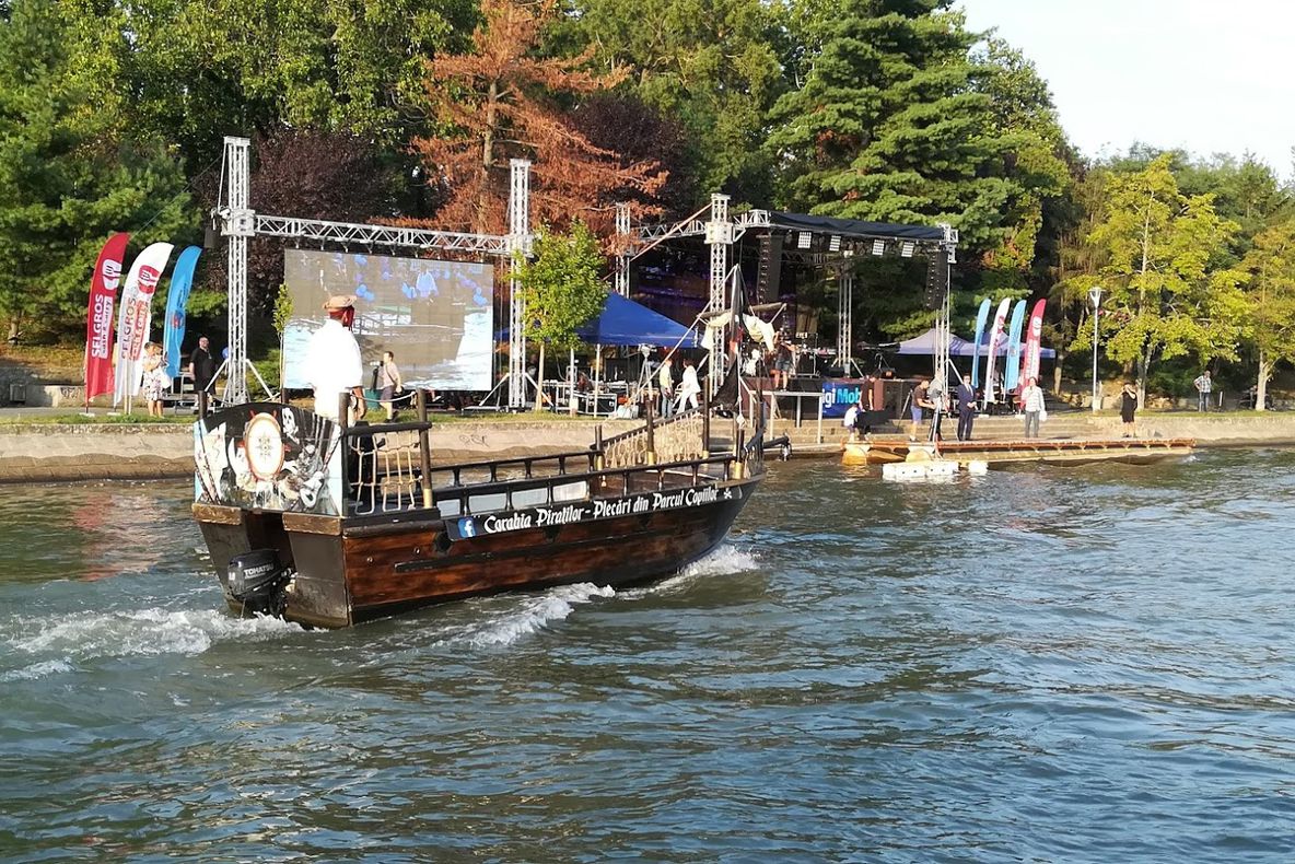 Ambarcațiuni de toate felurile au făcut paradă pe Bega