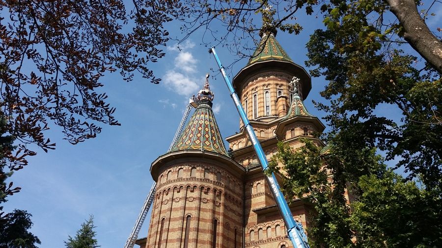 Operațiune la înălțime la Catedrala Mitropolitană de la Timisoara