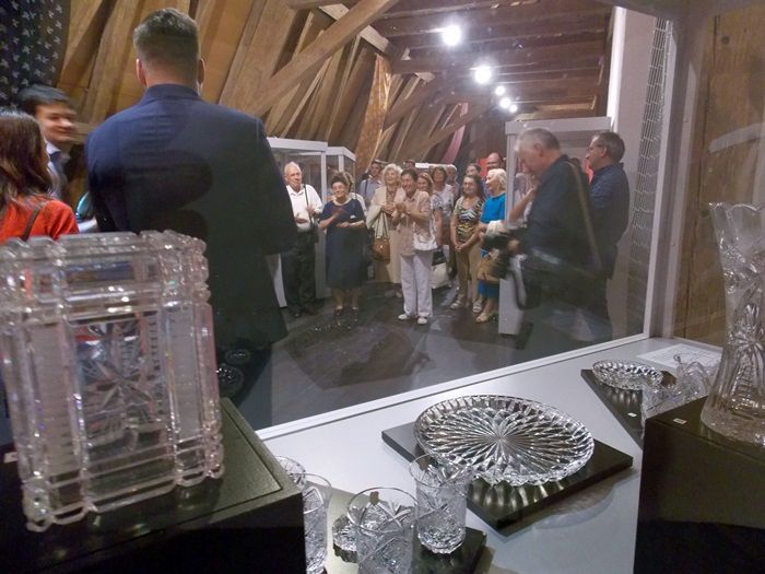 Porțelanuri și sticlărie din România Socialistă într-o expoziție inedită la Timișoara