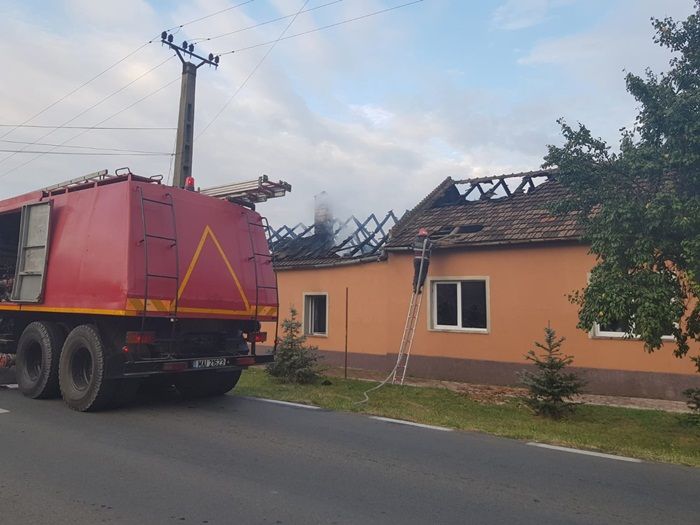 Incendiu violent în apropiere de Timișoara. Un bărbat a ajuns pe mâinile medicilor