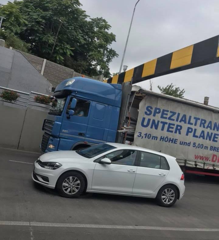 Încă un TIR a căzut victimă limitatorului de înălțime de la Pasajul Jiul