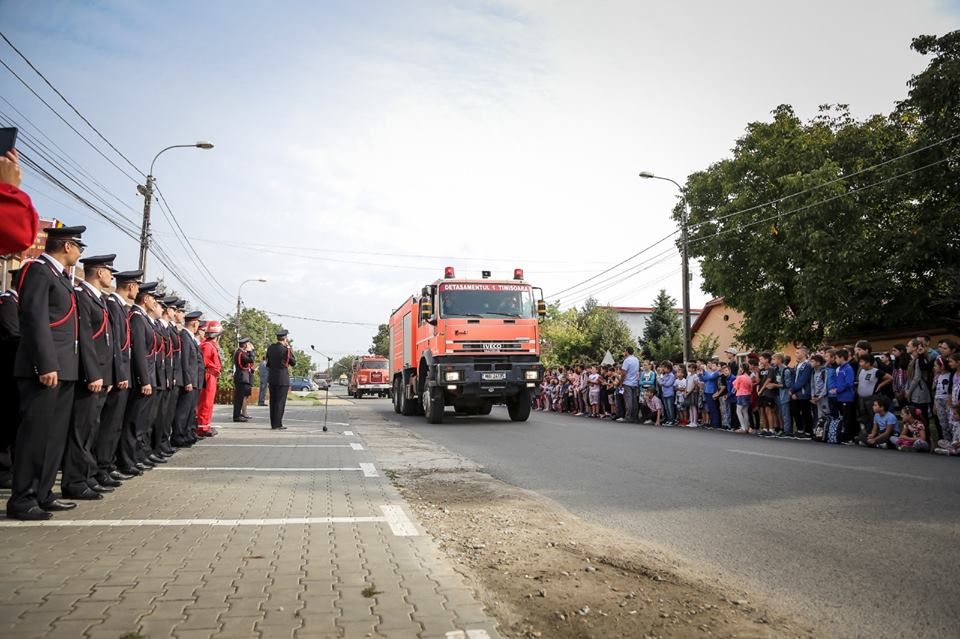 Ziua Pompierilor la Giarmata. Defilarea lor i-a încântat pe localnici