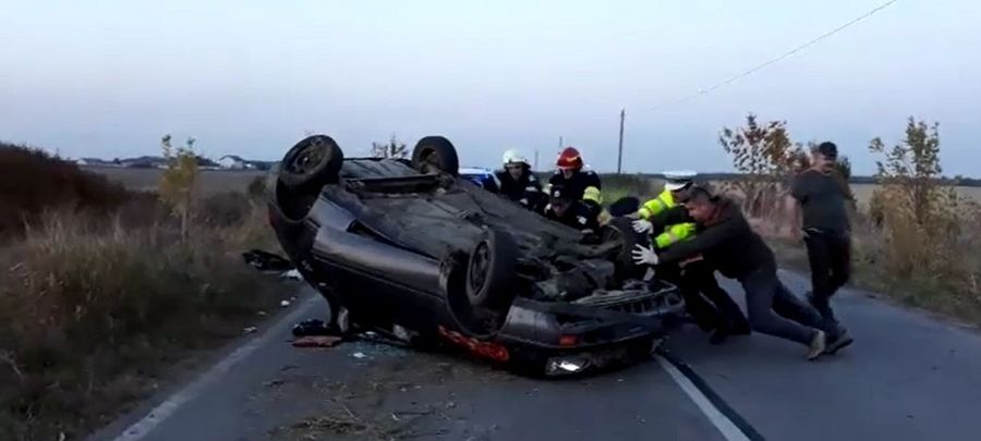 Accident grav pe o șosea din Timiș. Un bărbat a ajuns la spital