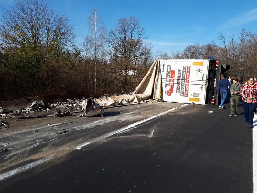 Accident teribil în Timiș. Un tir s-a răsturnat peste o mașină