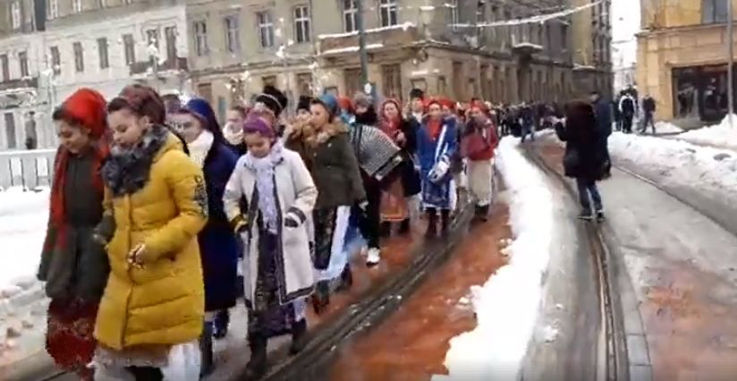 Zeci de tineri au participat la Timișoara la tradiționalul Alai al colindătorilor