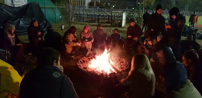 Acțiune de solidaritate cu cei fără adăpost: zeci de oameni, noaptea, sub cerul liber