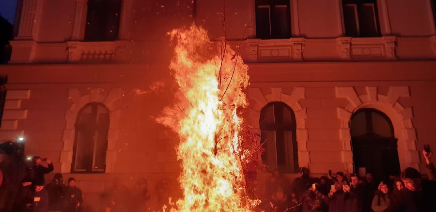 Au început sărbătorile pe rit vechi în Banat. Sârbii au aprins badnjak-ul