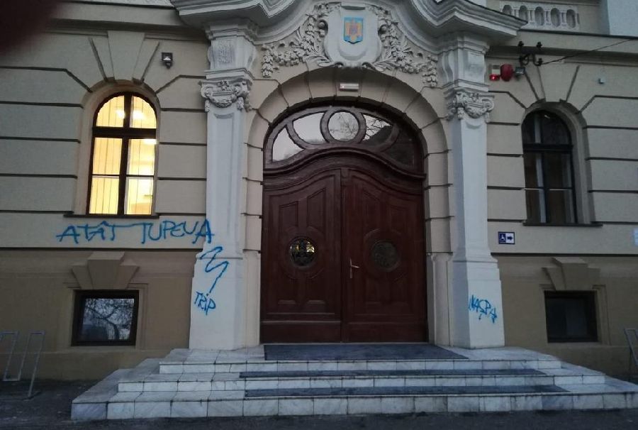Pedeapsă exemplară pentru un tânăr care a mâzgălit fațada unui liceu de elită din Timișoara