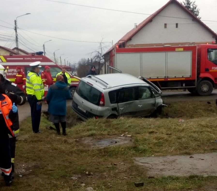 Accident violent într-o localitate de lângă Timișoara. Un om a murit pe loc, iar un copil a fost rănit