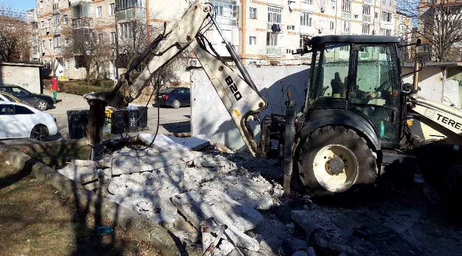 S-a reluat demolarea garajelor dintre blocuri la Timișoara. Sute vor fi făcute una cu pământul în acest an. Foto