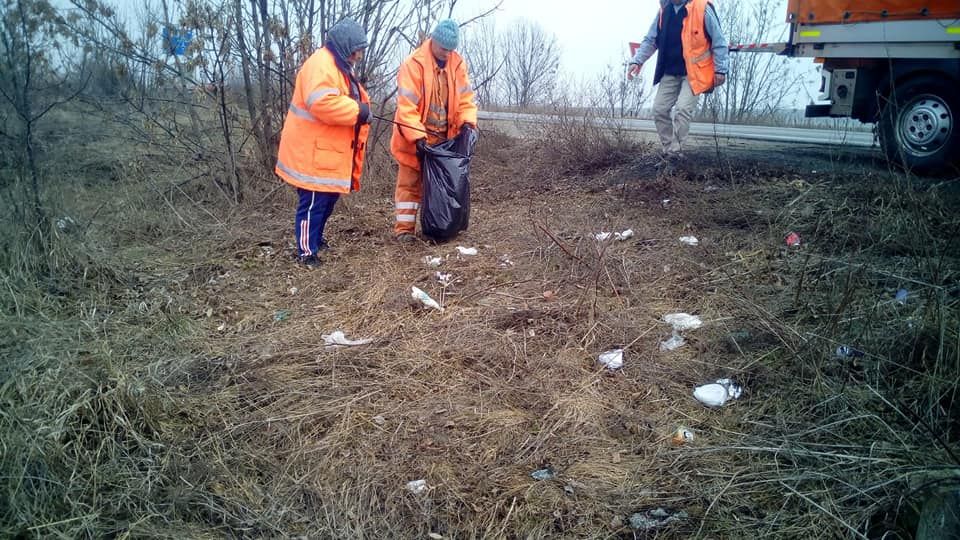 Drumurile din Banat, inundate de gunoaie