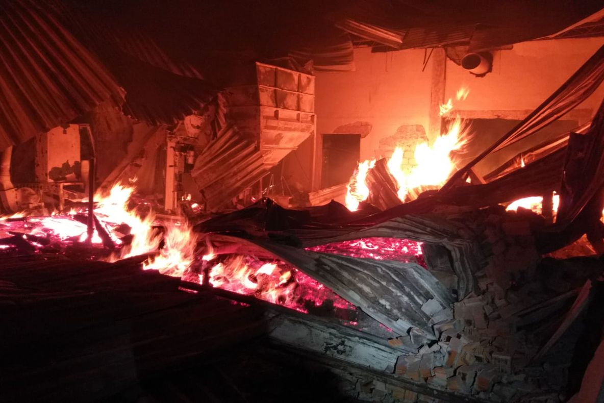 Incendiu violent la o hală din Timiș. Intervenție dificilă pentru pompieri