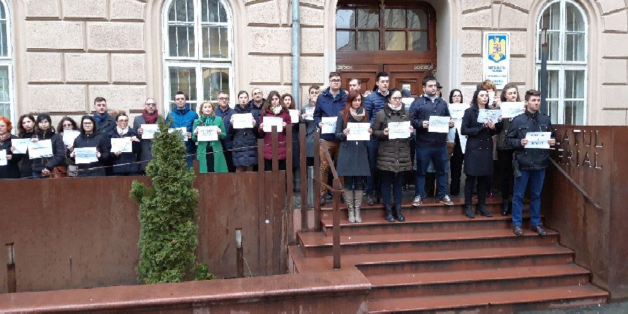 Protest în liniște al procurorilor la Timișoara. Magistratii aplaudati de timisoreni