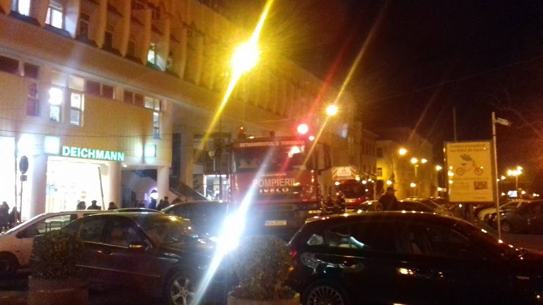 Fenomen misterios în centrul Timișoarei. Un nor de fum a învăluit Piața Victoriei