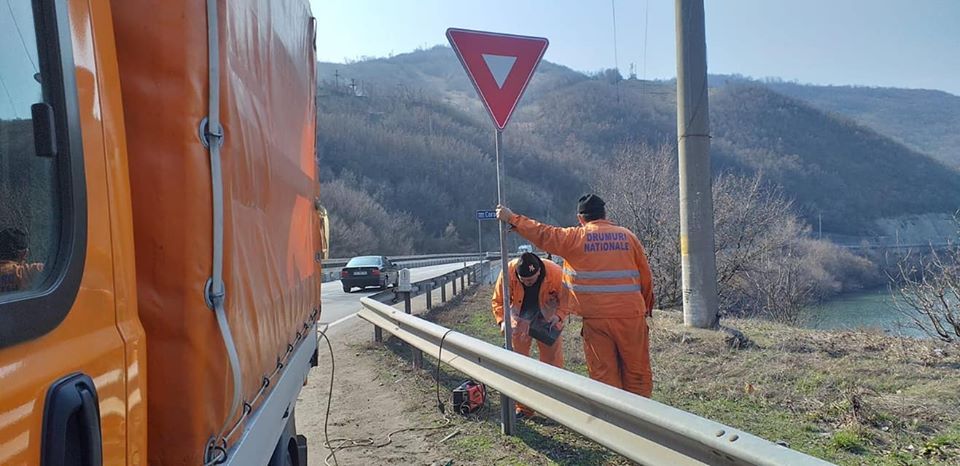 Atenție când porniți la drum. O șosea intens circulată va fi parțial blocată