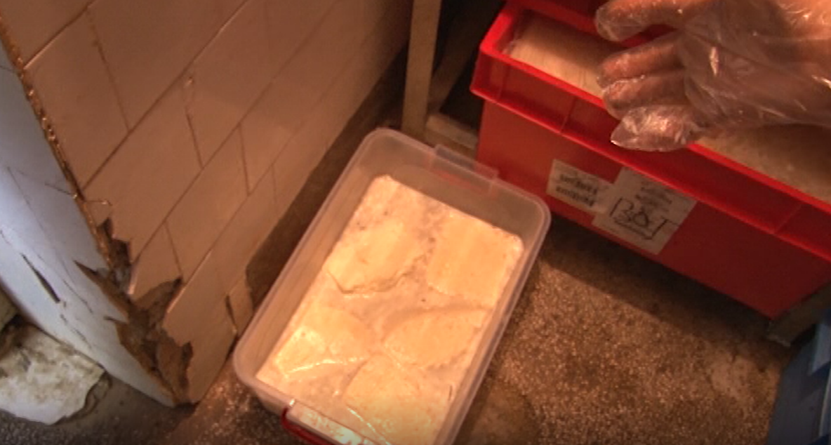 Brânză stricată de vânzare în piață