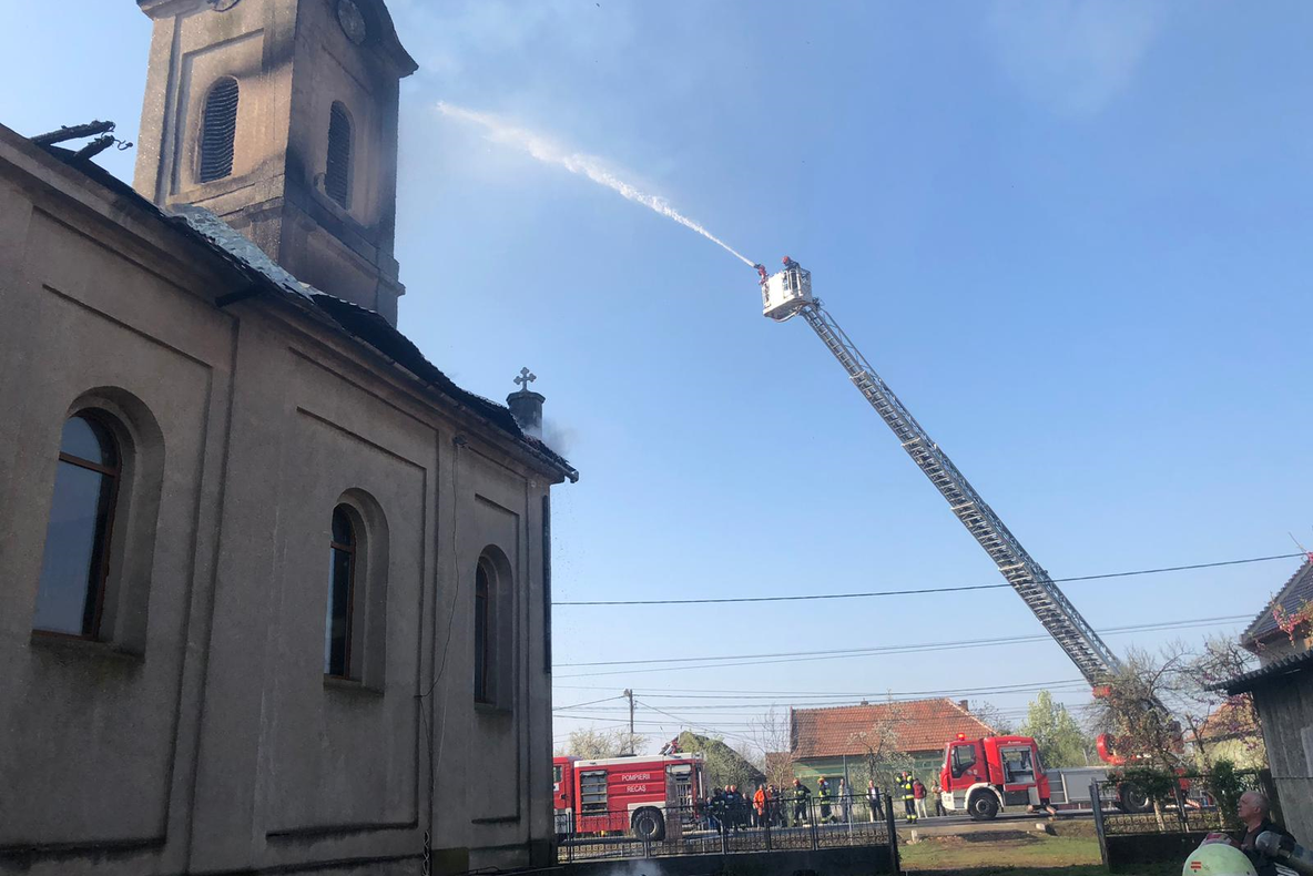 Biserică din Timiș, cuprinsă de flăcări