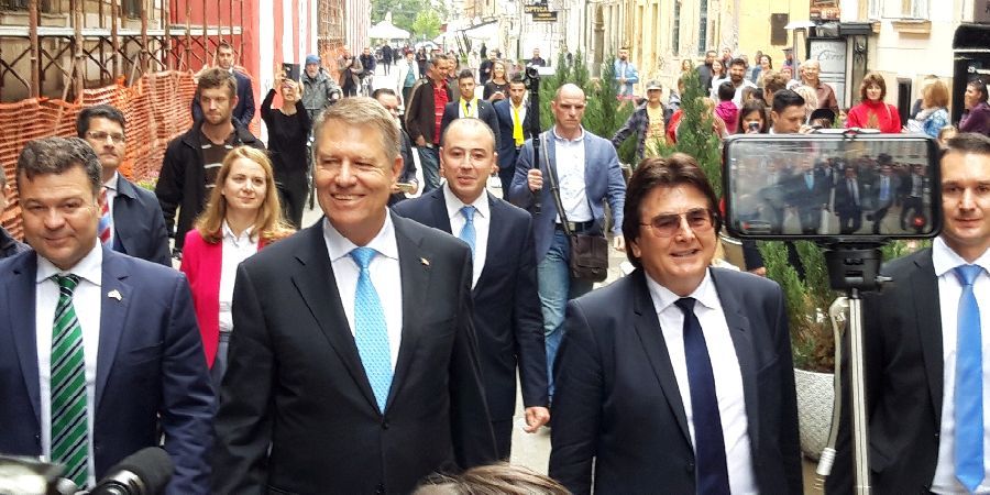 Președintele Klaus Iohannis, la pas prin Centrul Istoric, la Timișoara. Foto