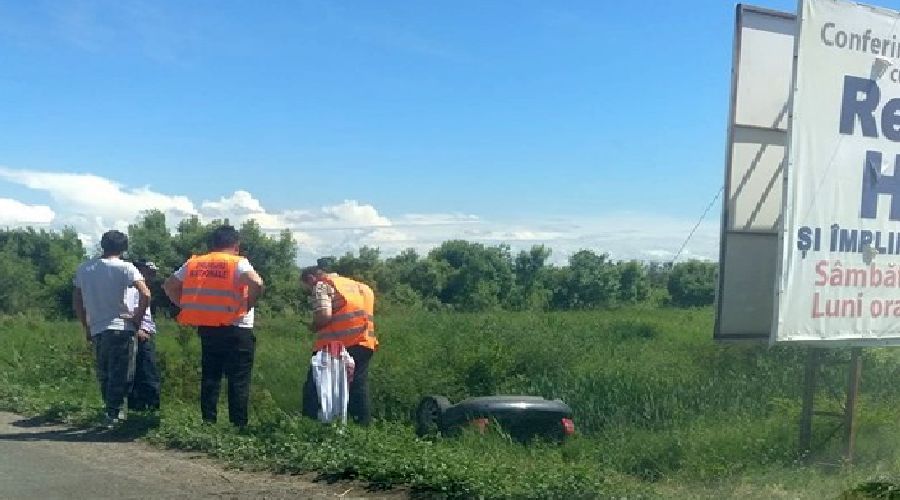 Accident violent în apropiere de Timișoara. O mașină a ajuns peste cap în șanț