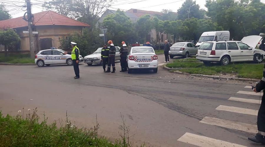 Mașini distruse și oameni răniți după două accidente în Timișoara