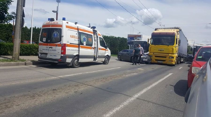 Un tir și un BMW s-au ciocnit pe una dintre cele mai circulate străzi din Timișoara