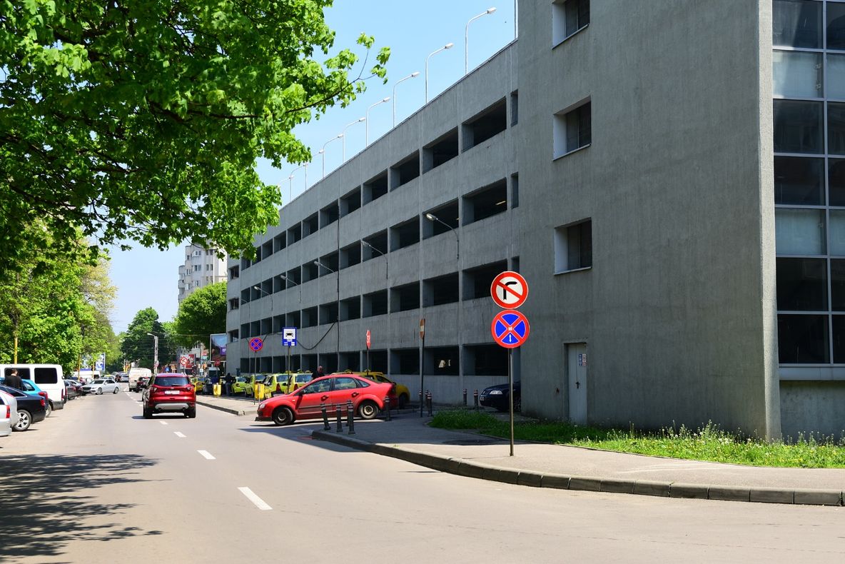 Zeci de locuri noi de parcare amenajate la Timișoara în loc de garaje demolate