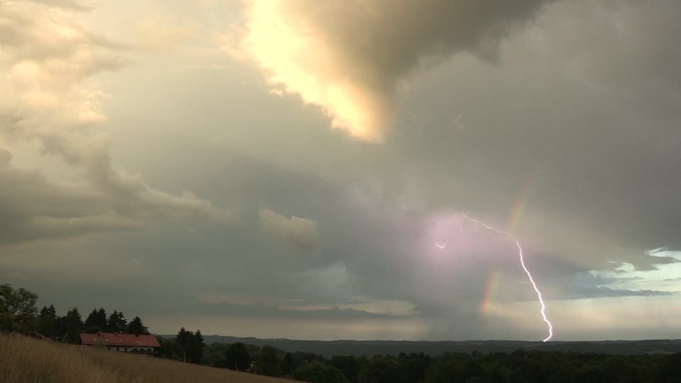 Vești rele de la meteorologi. Cât mai țin ploile și furtunile