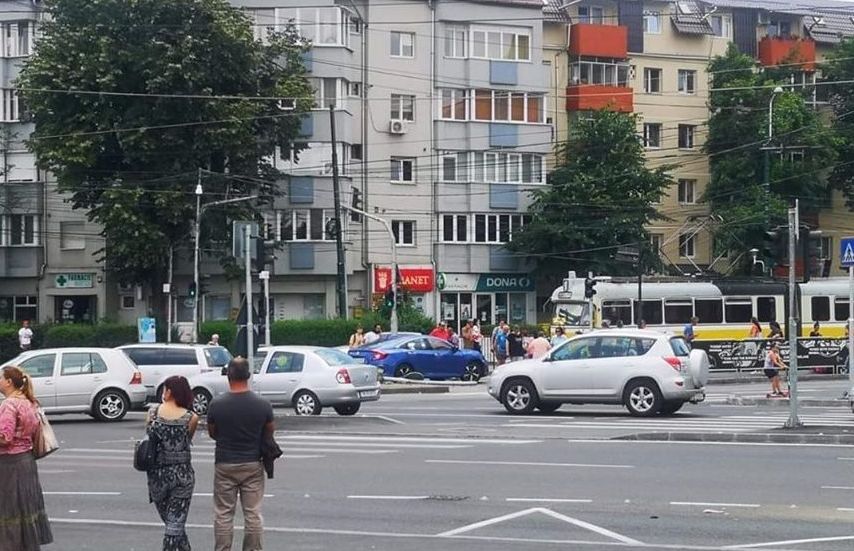 Accident la Timișoara în fața Spitalului Județean. 'Victima' a fost un semafor