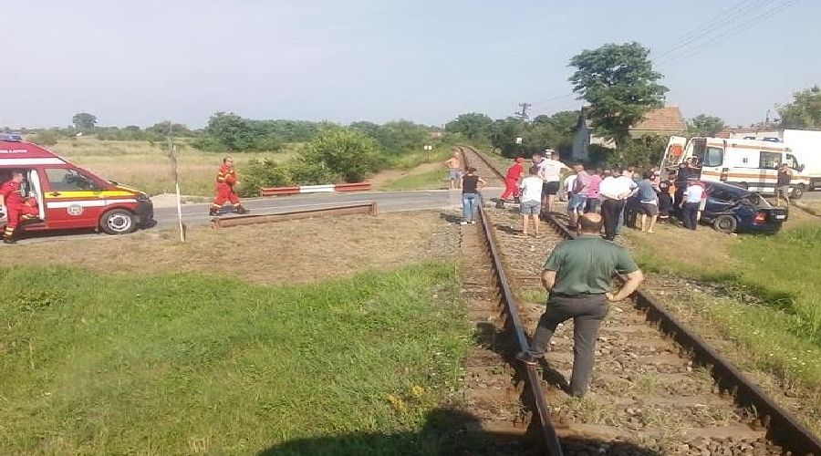 Accident în apropiere de Timișoara. Mașină lovită de tren. Foto