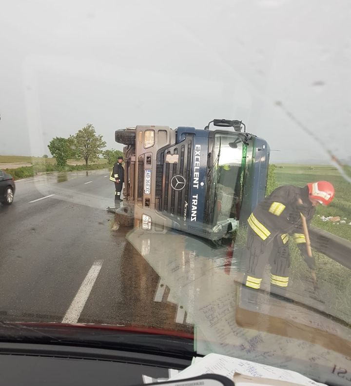 TIR răsturnat pe autostrada A1, fructe împrăștiate pe asfalt