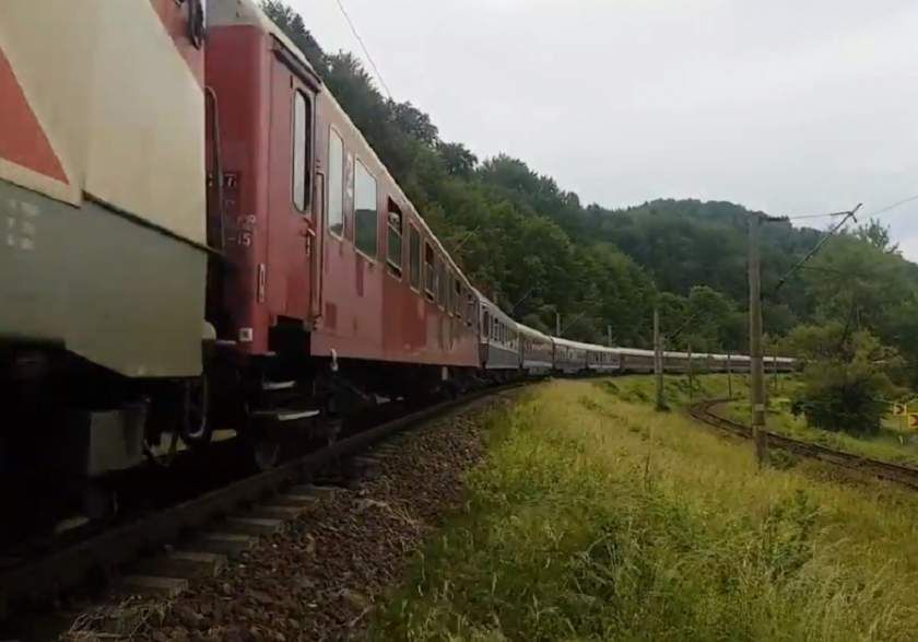 Sute de călători, blocați în trenuri oprite în Caraș Severin
