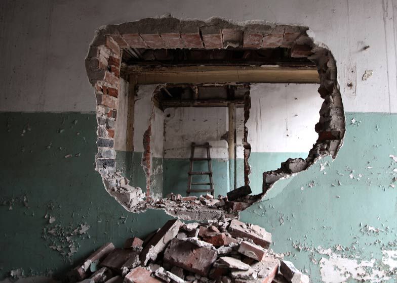 Un perete al unei construcții din Timișoara s-a prăbușit. Un om a fost prins sub el