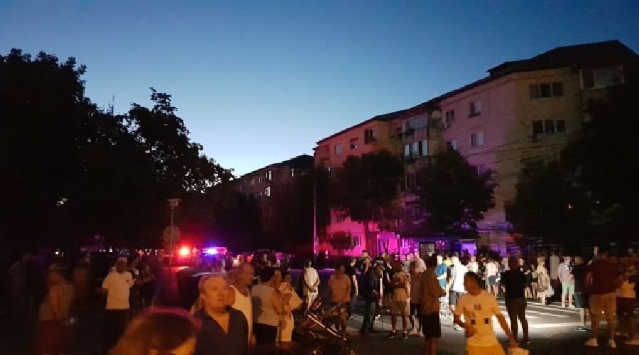 Oameni în stradă la Timișoara. Un cartier întreg lăsat în beznă de mai bine de 24 de ore