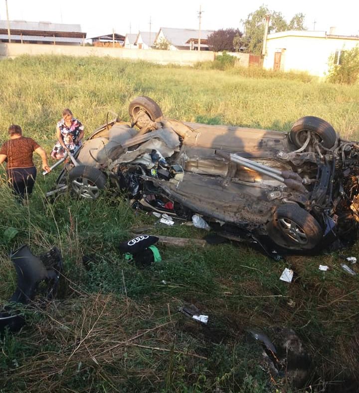 Autoturism ajuns cu roțile în sus după ce a lovit un cap de pod