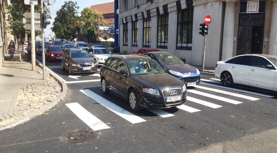 Se circulă pe o stradă din zona centrală la Timișoara. Restricții de circulație pe alta din apropiere. Foto si video