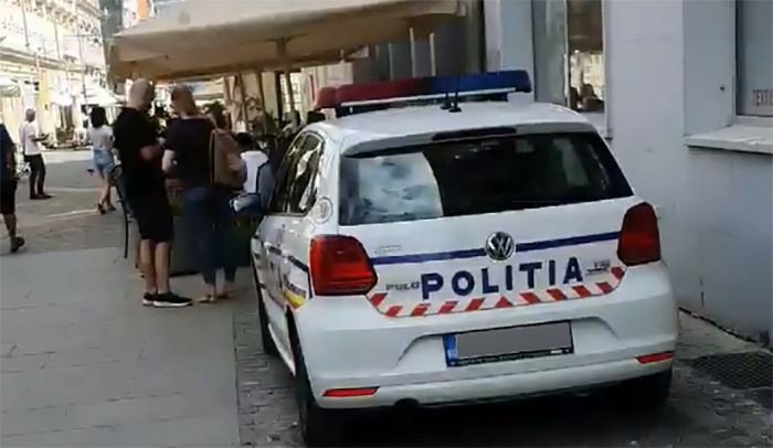 Polițiști de la rutieră au pătruns, cu mașina de serviciu, în zona pietonală din centrul Timișoarei, pentru o ... omletă. Video!
