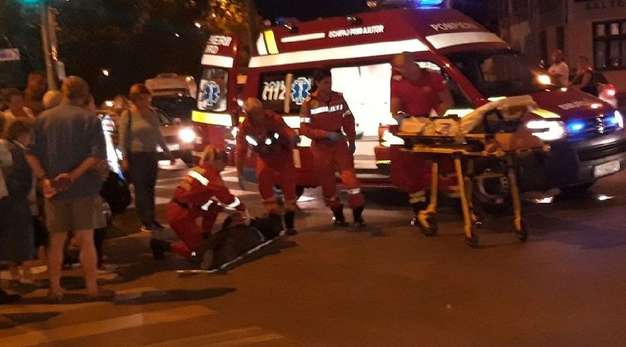 Ciocnire violentă într-o intersecție din Timișoara. Motociclist grav rănit