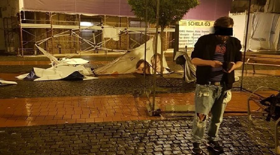 A făcut prăpăd în centru, la Timișoara. Un oltean a demolat corturile instalate de partidele politice în Piața Libertății. Foto