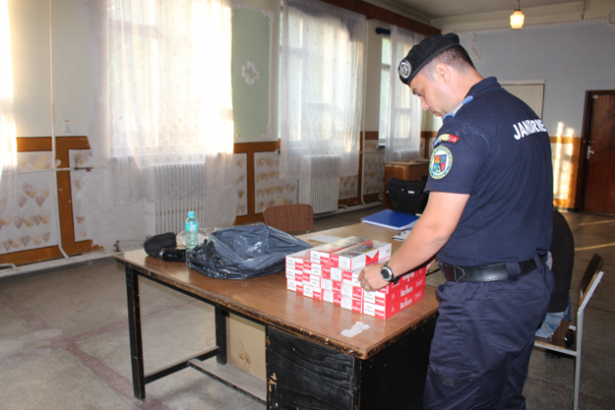 Prins cu plasa plină de țigări de contrabandă