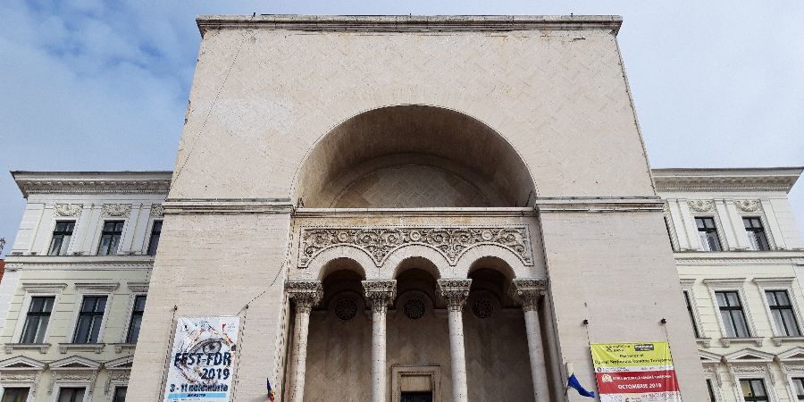 Șantier nou în centru, la Timișoara. Se reface fațada clădirii Operei