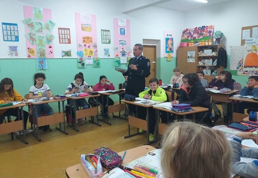 Polițiștii locali participă și la ședințele cu părinții elevilor de la școlile pe care le supraveghează