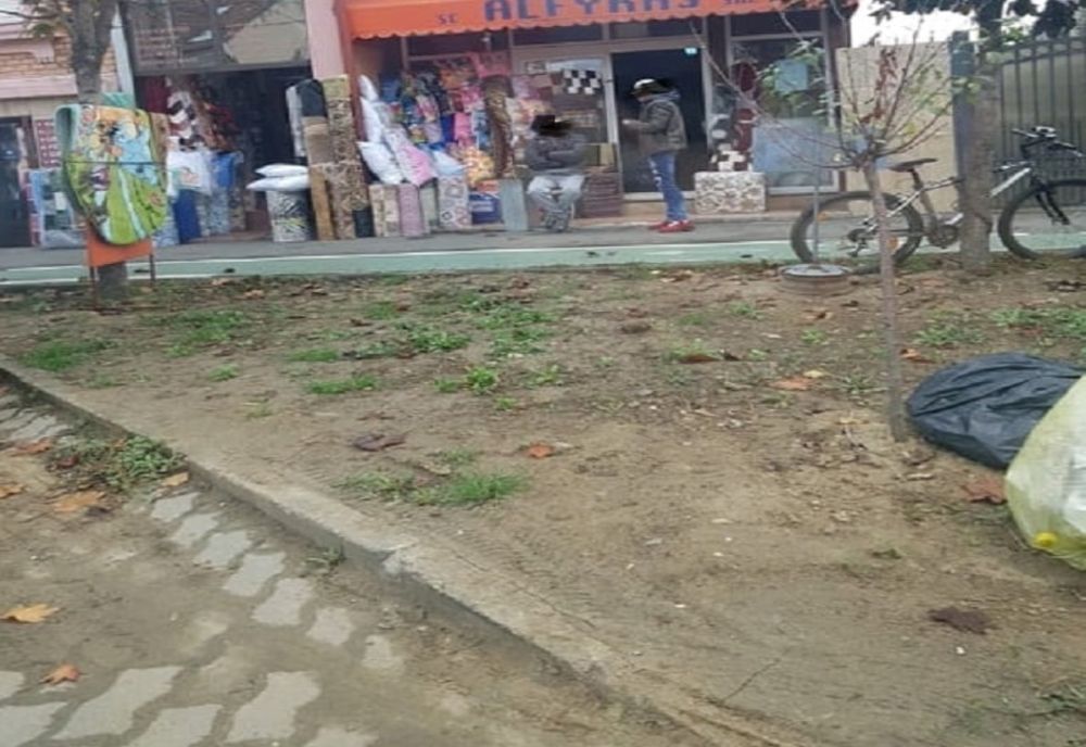 Autorizații de funcționare lipsă, gunoi aruncat pe spațiul public și alte nereguli, într-una dintre cele mai populare zone comerciale din Timișoara