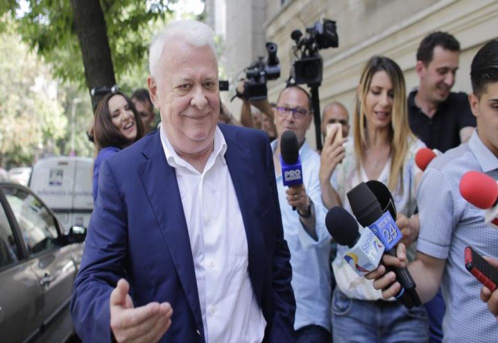  Condamnarea lui Viorel Hrebenciuc primită pentru retrocedări ilegale de păduri a fost anulată. Dosarul se rejudecă de la zero 