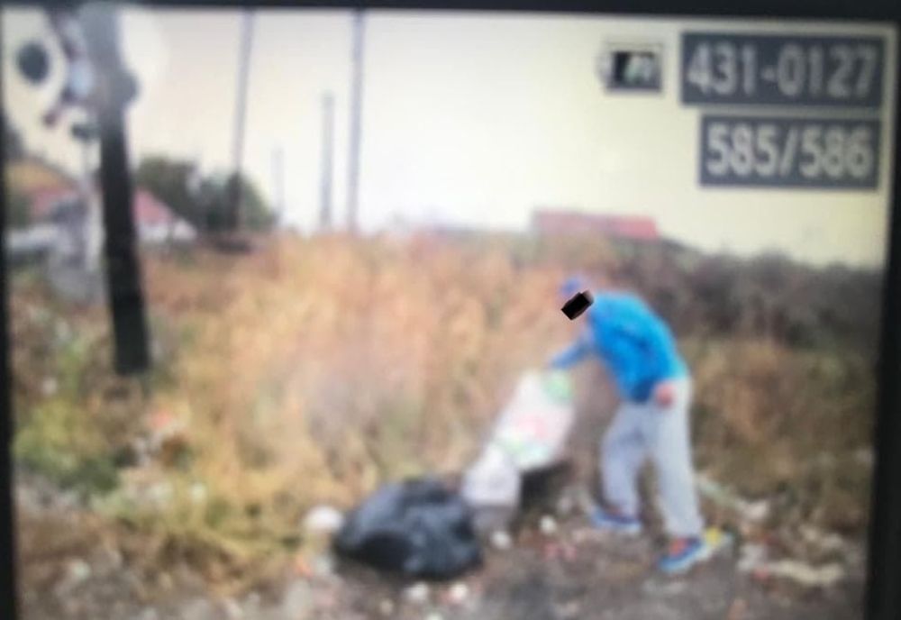 Și-a încărcat sacii cu gunoi pe bicicletă și s-a dus să-i arunce în oraș. A fost filmat