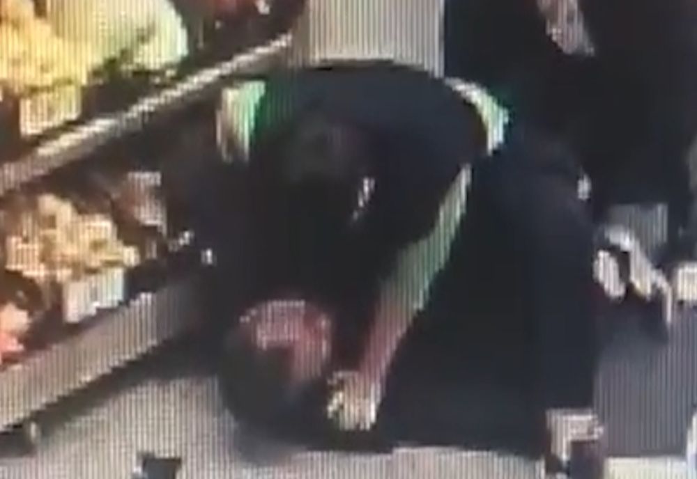 Bătaie într-un magazin din Timișoara după ce doi barbați au fost prinși la furat