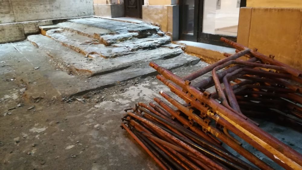 Schelă doborâtă de vânt, în centrul Timișoarei. Pericolul a fost mare!