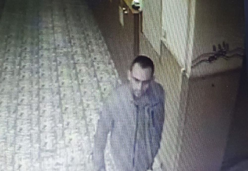 Bărbat căutat de polițiști după ce a intrat în toaleta fetelor într-un liceu din Timișoara